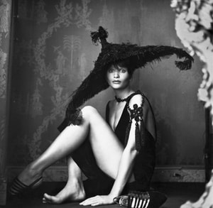 Michel Comte - Helena Christensen Sitting